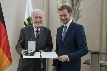 Ministerpräsident Michael Kretschmer überreicht den Sächsischen Verdienstorden an Prof. Dr. Gerhard Glaser. 