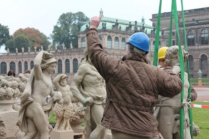 Zwinger Dresden, Aufsetzen der Attikafiguren durch Mitarbeiter der Zwingerbauhütte