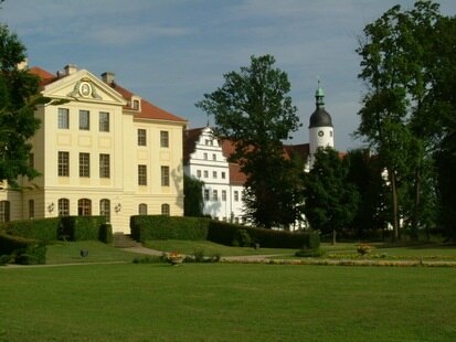 Großenhain, OT Zabeltitz, Barockgarten, Blick aus dem Gartenparterre zu Palais und Altem Schloss, 2017
