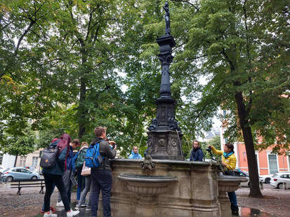 Schüler der 32. Oberschule Dresden-Tolkewitz erkunden mit Eberhard Grundmann den Rebekka-Brunnen auf der Königstraße in Dresden 