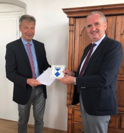 Staatsminister Thomas Schmidt übergibt Fördermittelbescheid für das Schloss Hartenfels in Torgau