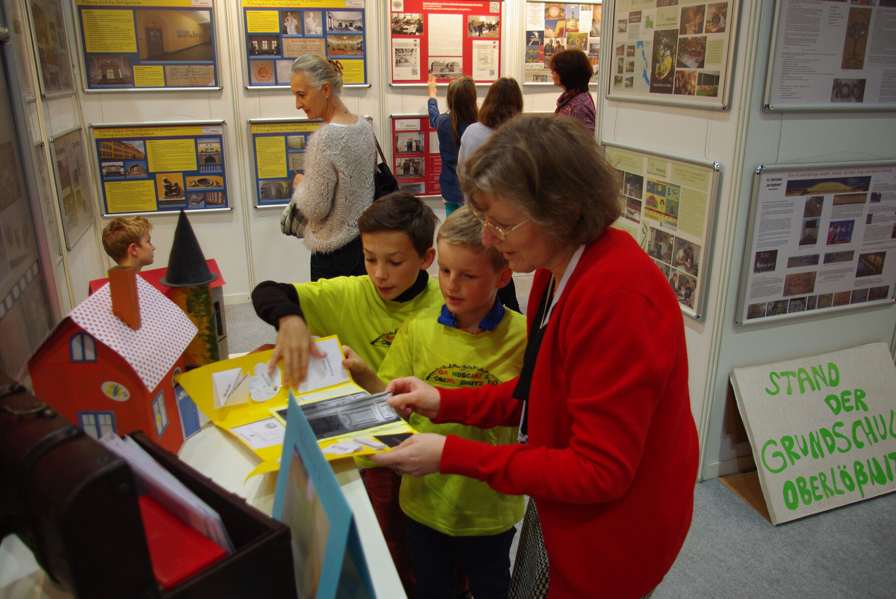 Grundschüler zeigen ihre Arbeit Besuchern der Denkmalmesse