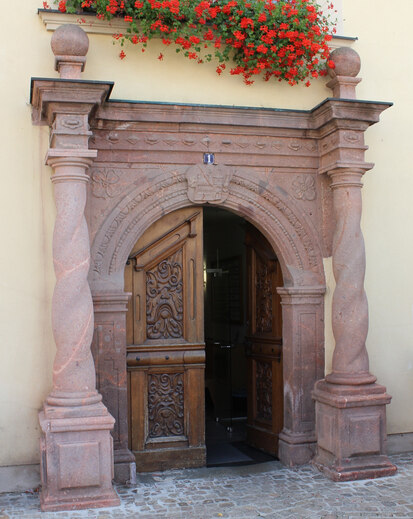 Portal aus Rochlitzer Porphyrtuff von 1676 am Rathaus Borna