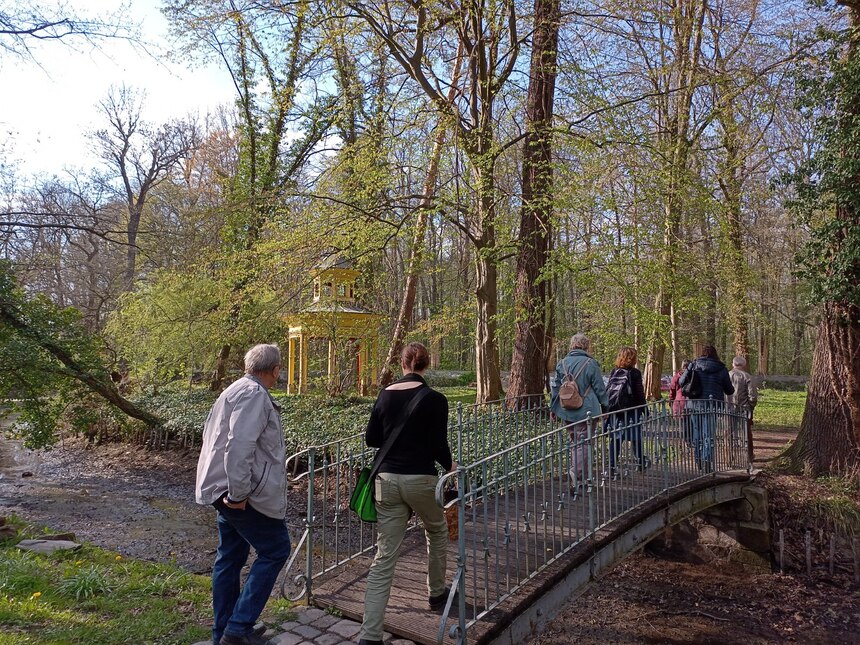 Riesa, Schlosspark Jahnishausen, Brücke über den Schlossteich zur Insel mit Chinesischem Pavillon