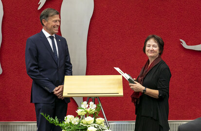 Dr. Matthias Rößler ehrt Prof. Dr. Rosemarie Pohlack mit der Sächsischen Verfassungsmedaille