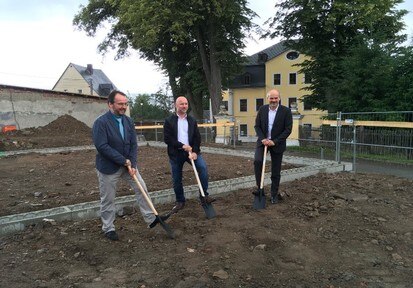 Markus Neef, stellvertretender Bürgermeister der Stadt Schneeberg, Steffen Seifart, Denkmaleigentümer und Alf Furkert, Sächsischer Landeskonservator beim Spatenstich (v.l.n.r.), 2020