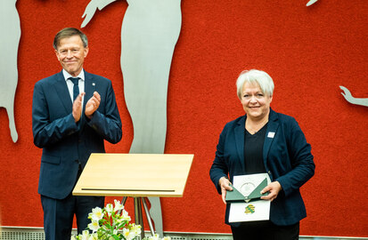 Dr. Matthias Rößler ehrt Steffi Haupt mit der Sächsischen Verfassungsmedaille