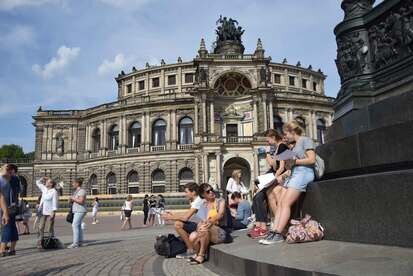 Schüler und Lehrer des Lößnitzgymnasiums Radebeul untersuchen gemeinsam mit dem Forum für Baukultur e.V. Dresden den Theaterplatz auf europäische Vorbilder.