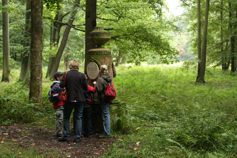 Schüler erforschen ein Denkmal 