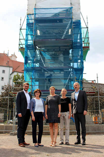 MdB Marian Wendt, Andrea Keil (Sparkassenstiftung Torgau-Oschatz), OBM Romina Barth, Restauratorin Christine Laubert, Landeskonservator Alf Furkert vor dem eingerüsteten Denkmal der Begegnung, 2019