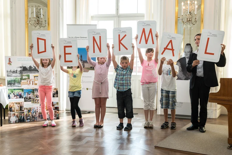 Grundschüler der Hortgruppe der Kindertagesstätte »Zwergenland« bei der Vorstellung ihres Denkmals zum Tag des offenen Denkmals im Schloss Hubertusburg Wermsdorf 