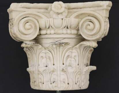 Dresden, Schlosskapelle, Fragment des Altars, Kapitell aus Alabaster, 1662