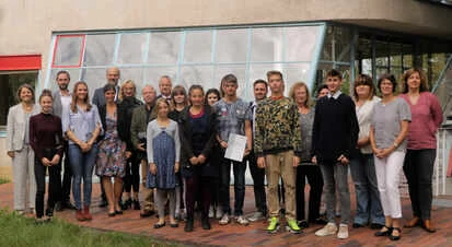 Amtschef Thomas Rechentin verlieh den Sächsischen Kinder- und Jugenddenkmalpreis an die 88. Oberschule Dresden, das Evangelische Schulzentrum Löbau und das Lößnitzgymnasium Radebeul in der Anker-Teigwaren-Fabrik Loeser & Richter und im Haus Schminke in Lö