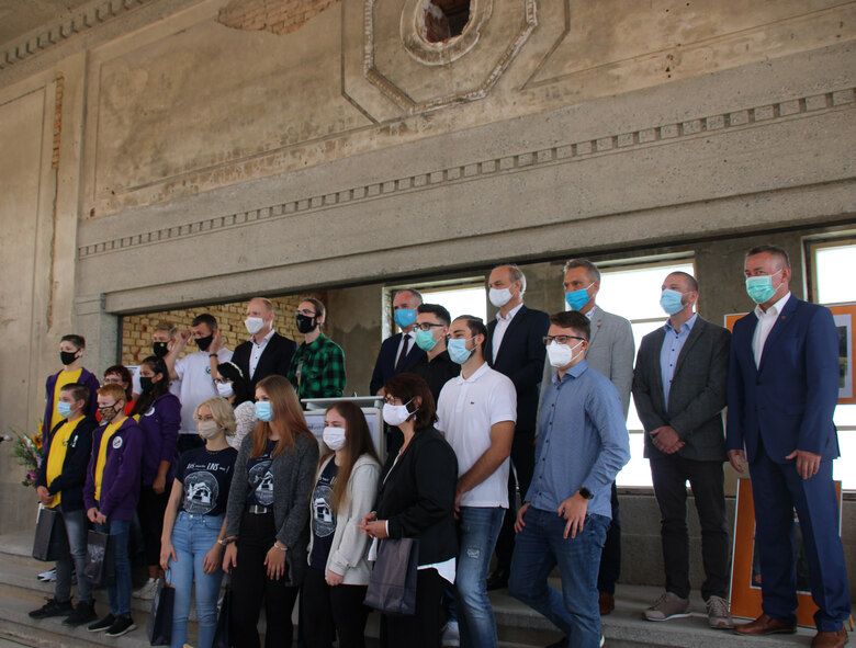 Preisträger des 9. Sächsischen Kinder- und Jugenddenkmalpreises: Förderzentrum »A.S. Makarenko« Dresden, Adolph-Diesterweg-Gymnasium und BSZ für Bau- und Oberflächentechnik, Zwickau im Industriepavillon der Stadt Plauen, Aufnahme 2020 