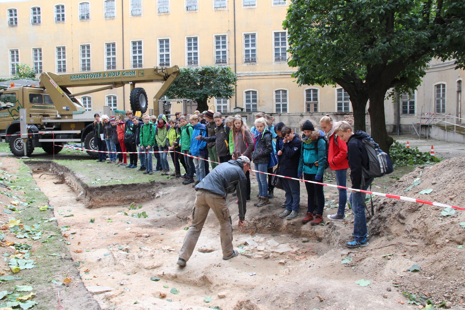 Archäologen erklären archäologische Funde im Hof von Schloss Hubertusburg Wermsdorf zum Bildungstag 