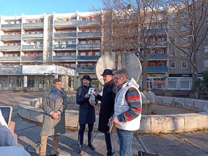 Sächsischer Landeskonservator Alf Furkert überreicht Herrn Bürgermeister Stephan Kühn den Fördermittelbescheid am Kracht-Brunnen in Dresden