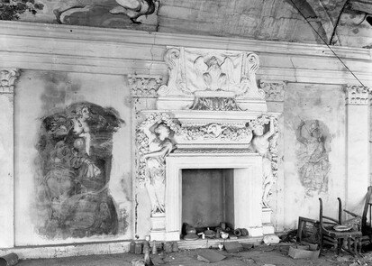 Rötha, Schloss, Kamin im ehemaligen Festsaal, Zustand während der Bergung der Ausstattung vor dem Abriss des Schlosses, Aufnahme vor 1969 (Landesamtes für Denkmalpflege Sachsen, Bildsammlung)