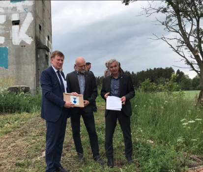 Staatssekretär Dr. Frank Pfeil überreicht den Fördermittelbescheid an Landrat Rolf Kei