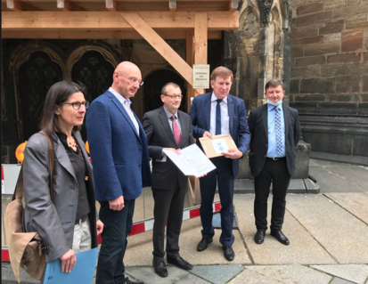 Staatssekretär Dr. Frank Pfeil u.a. mit Harald Pepel, Superintendent im evangelischen Kirchenbezirk Zwickau und dem Pfarrer der evangelisch-lutherischen Stadtkirchgemeinde Zwickau