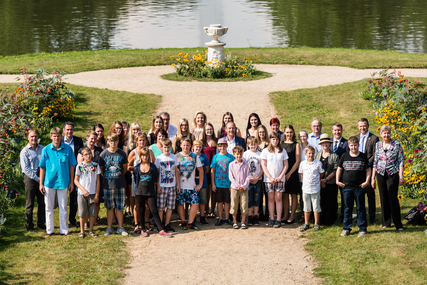 Preisträger des 5. Sächsischen Kinder- und Jugenddenkmalpreises: 49. Grundschule »Bernhard August von Lindenau« Dresden, Förderschulzentrum Torgau und Geschwister-Scholl-Gymnasium Löbau im Barockgarten Zabeltitz, 2016 