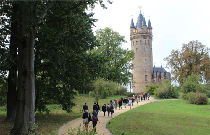 Schüler aus dem DBU-Projekt »Young Climate Action for World Heritage« entdecken den Park Babelsberg und die Auswirkungen des Klimawandels auf die Welterbestätte, 2022