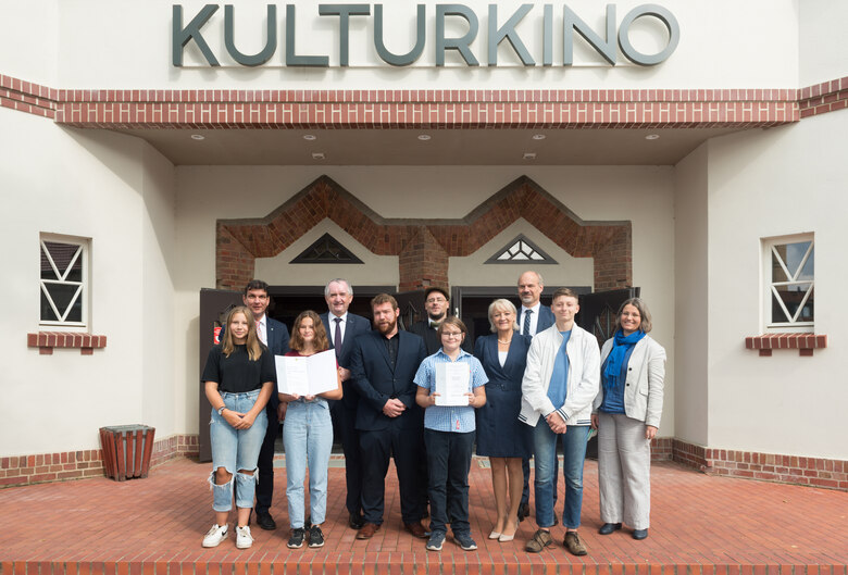 Preisträger des 10. Sächsischen Kinder- und Jugenddenkmalpreises: Helmholtzschule Oberschule der Stadt Leipzig im Kulturkino und im Haus Rabe in Zwenkau, 2021 