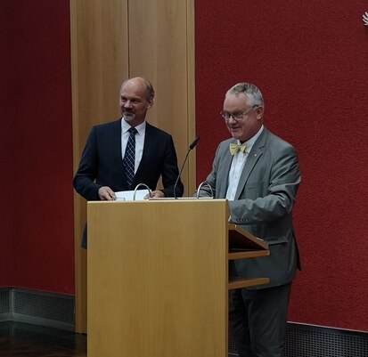 Amtschef Thomas Rechentin ernennt Alf Furkert zum neuen Sächsischen Landeskonservator und überreicht ihm die Ernennungsurkunde, 2019