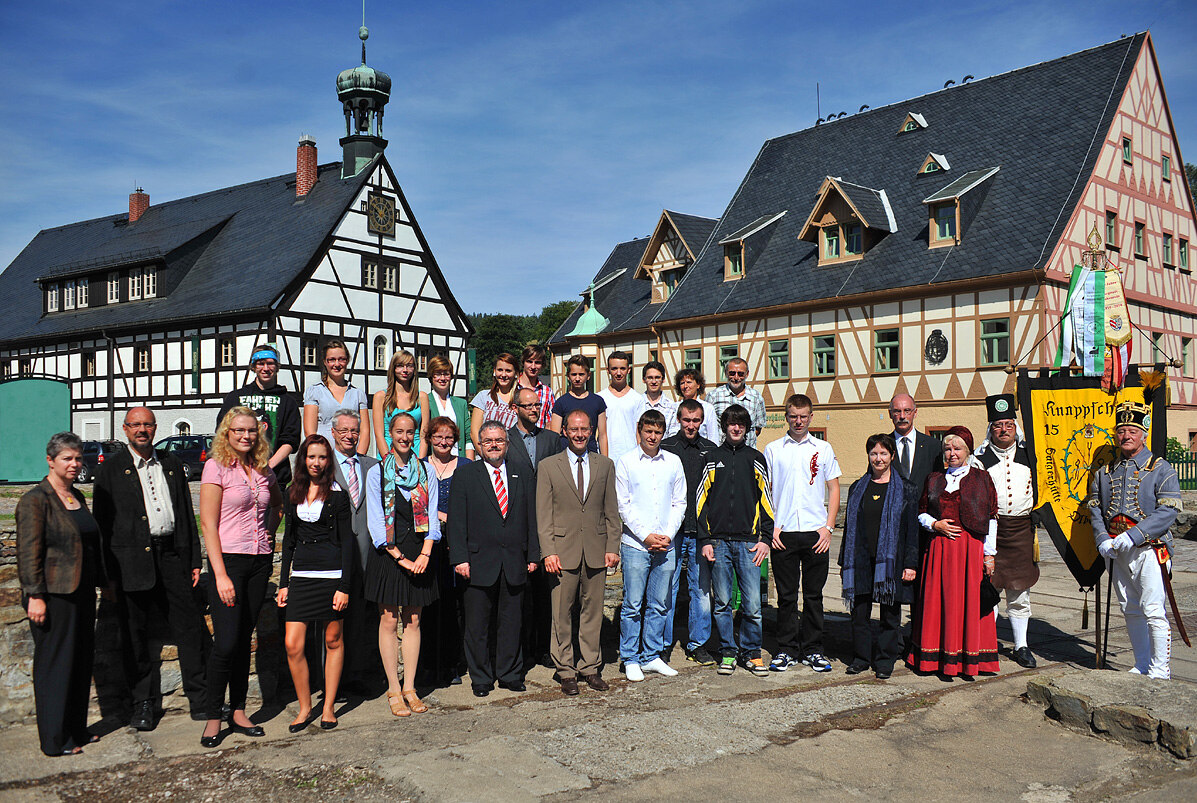 Preisträger des 1. Sächsischen Kinder- und Jugenddenkmalpreises: 32. Mittelschule Dresden, das Georgius-Agricola-Gymnasium Glauchau und BSZ „Dr. Friedrich Dittes“ Glauchau in der Saigerhütte Grünthal in Olbernhau, Aufnahme 2012
