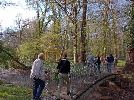 Riesa, Schlosspark Jahnishausen, Brücke über den Schlossteich zur Insel mit Chinesischem Pavillon
