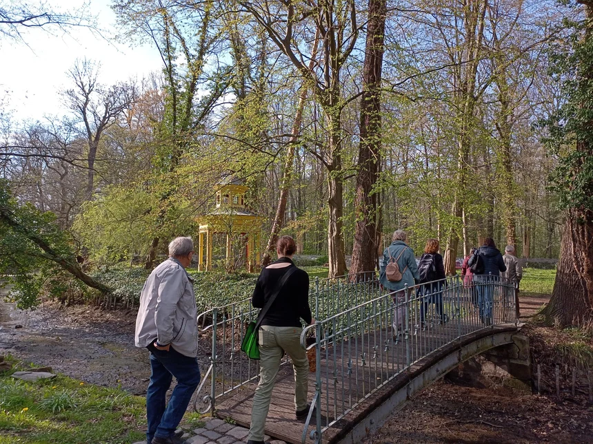 Riesa, Schlosspark Jahnishausen, Brücke über den Schlossteich zur Insel mit Chinesischem Pavillon