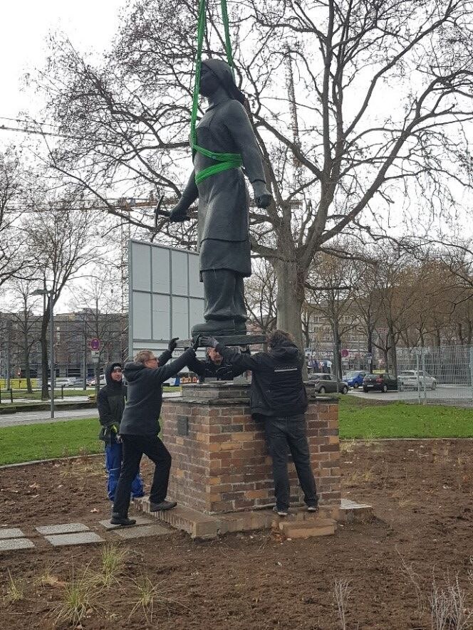 Die Trümmerfrau in Dresden nach der Restaurierung während der Wiederaufstellung am 1. Februar 2023