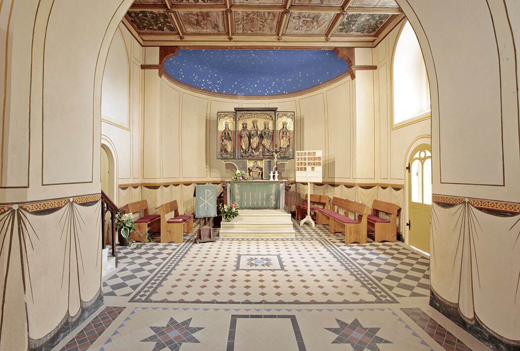 Werdau, Ortsteil Königswalde, St.-Jakobi-Kirche, Blick in den Chor mit Felderdecke, historischem Fußboden, Wandmalerei und spätgotischem Altarretabel 